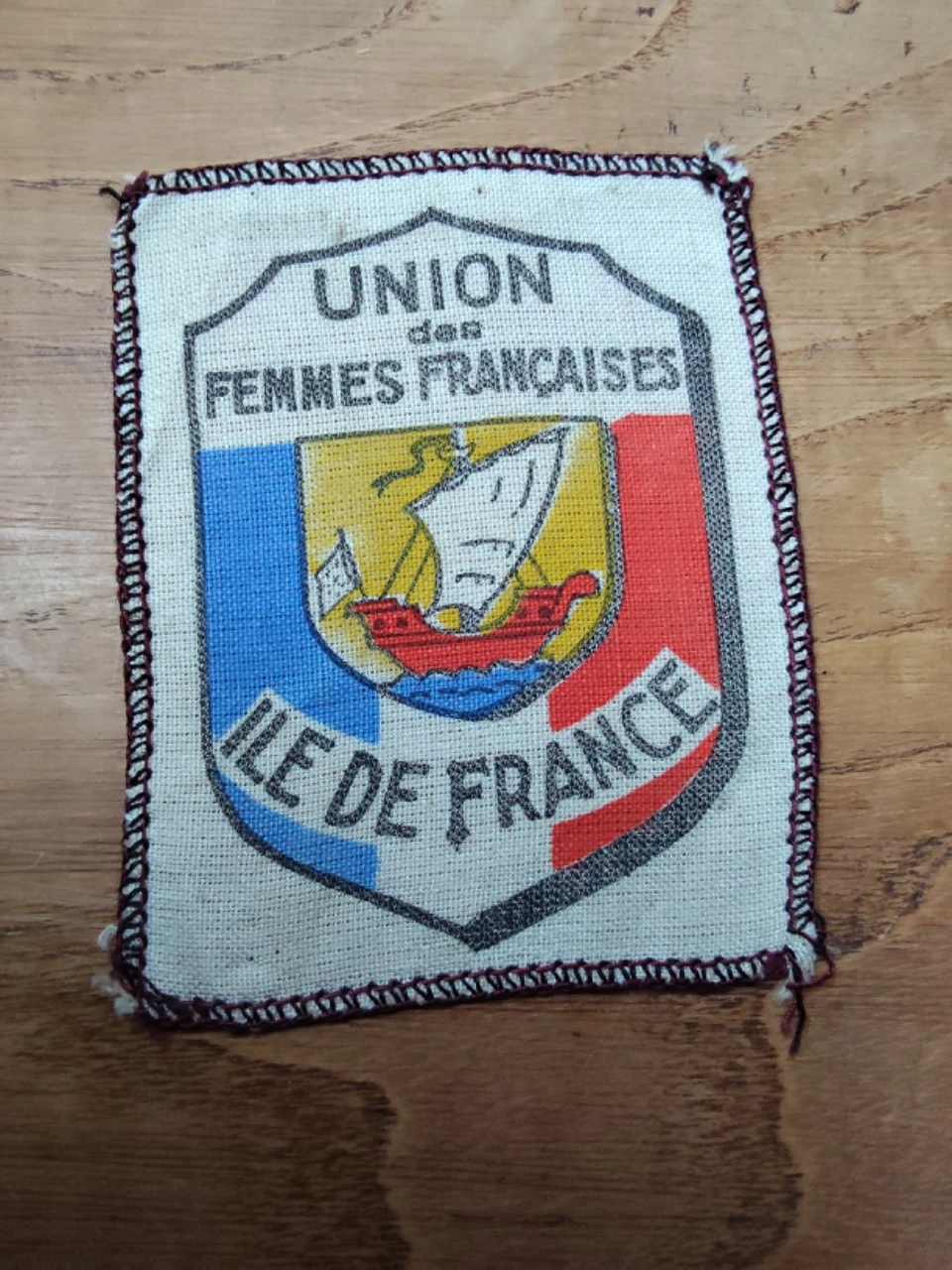 Écusson tissu ancien Union des Femmes Françaises Île de France